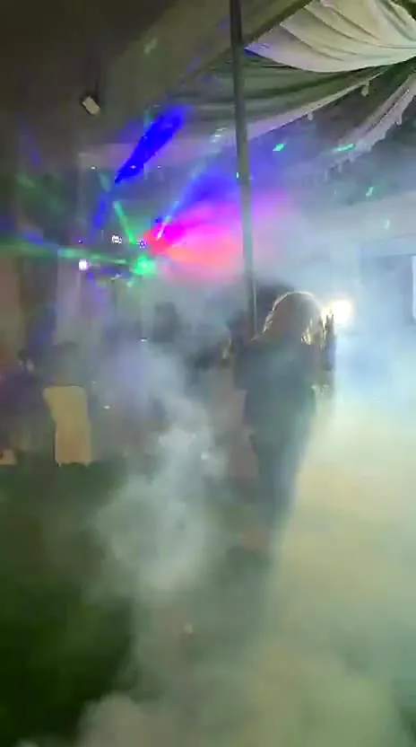 DJ con luces y humo — Creativa 360 Producciones
