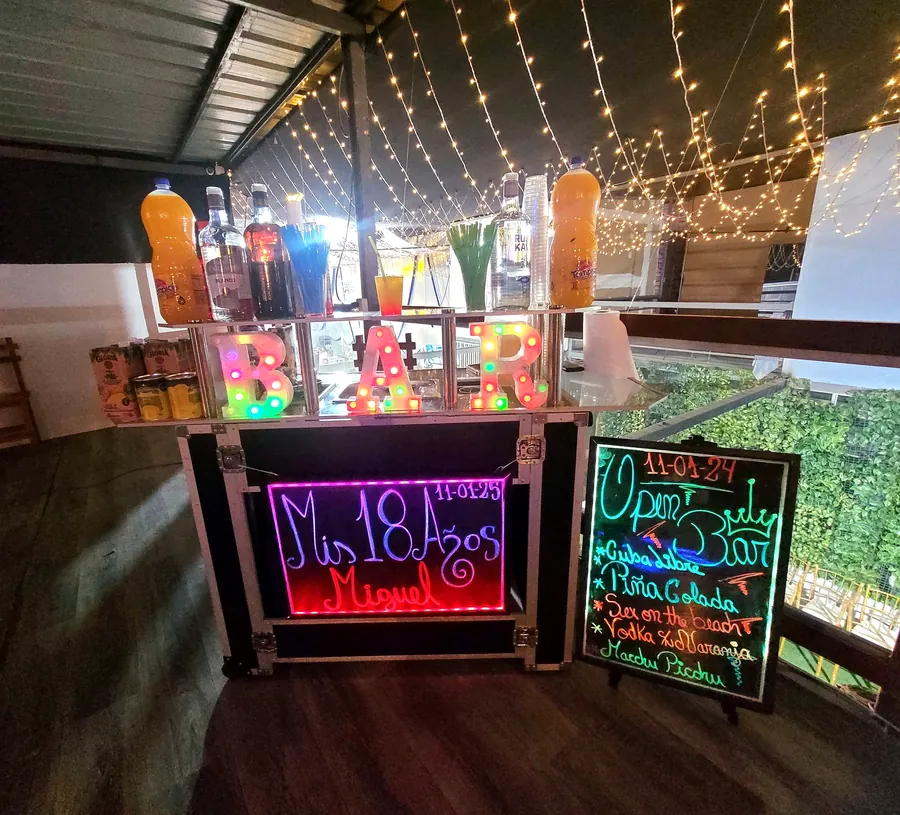 Barra de tragos iluminada — Creativa 360 Producciones